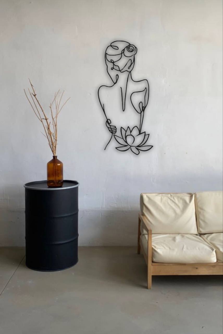 Жінка з лотосом